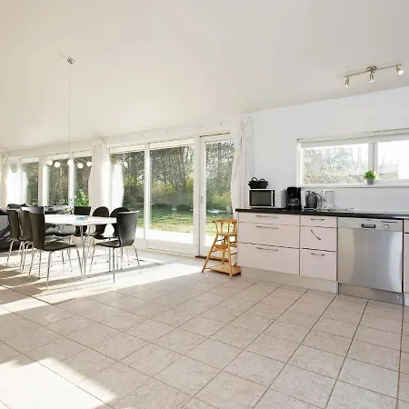 Four-bedroom Holiday In 2 *
