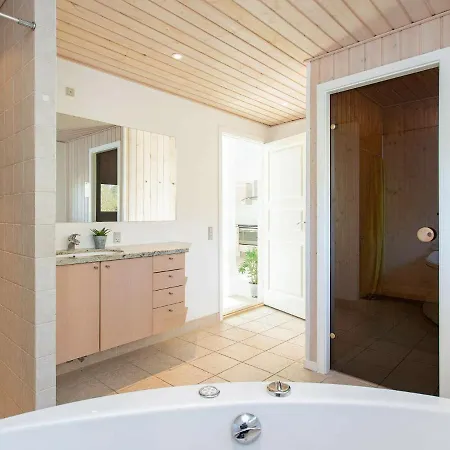 Four-bedroom Holiday In 2 *