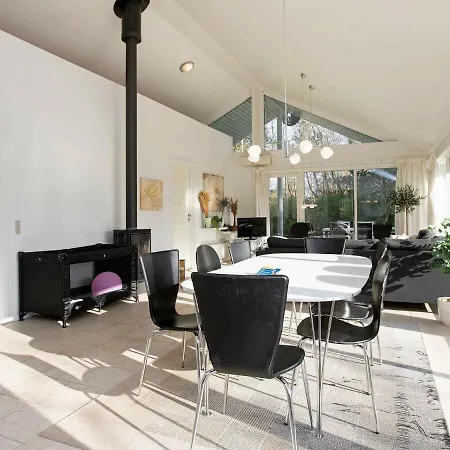 Four-bedroom Holiday In 2 *